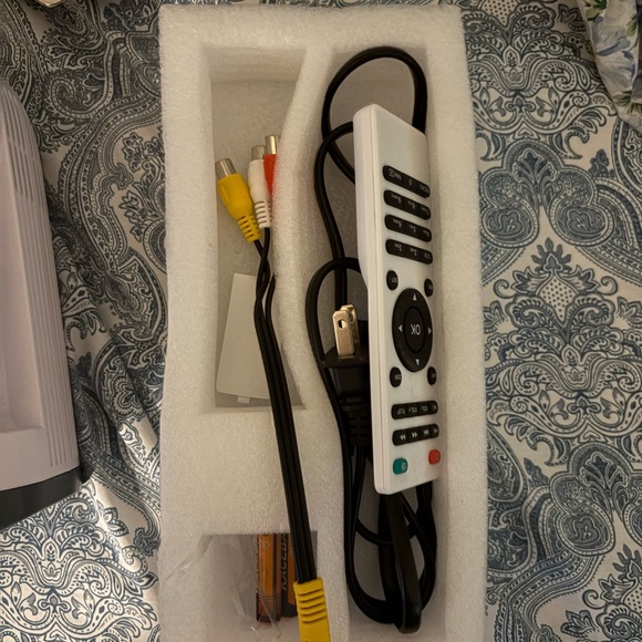 MYDASH Mini HD Projector - Picture 5 of 5